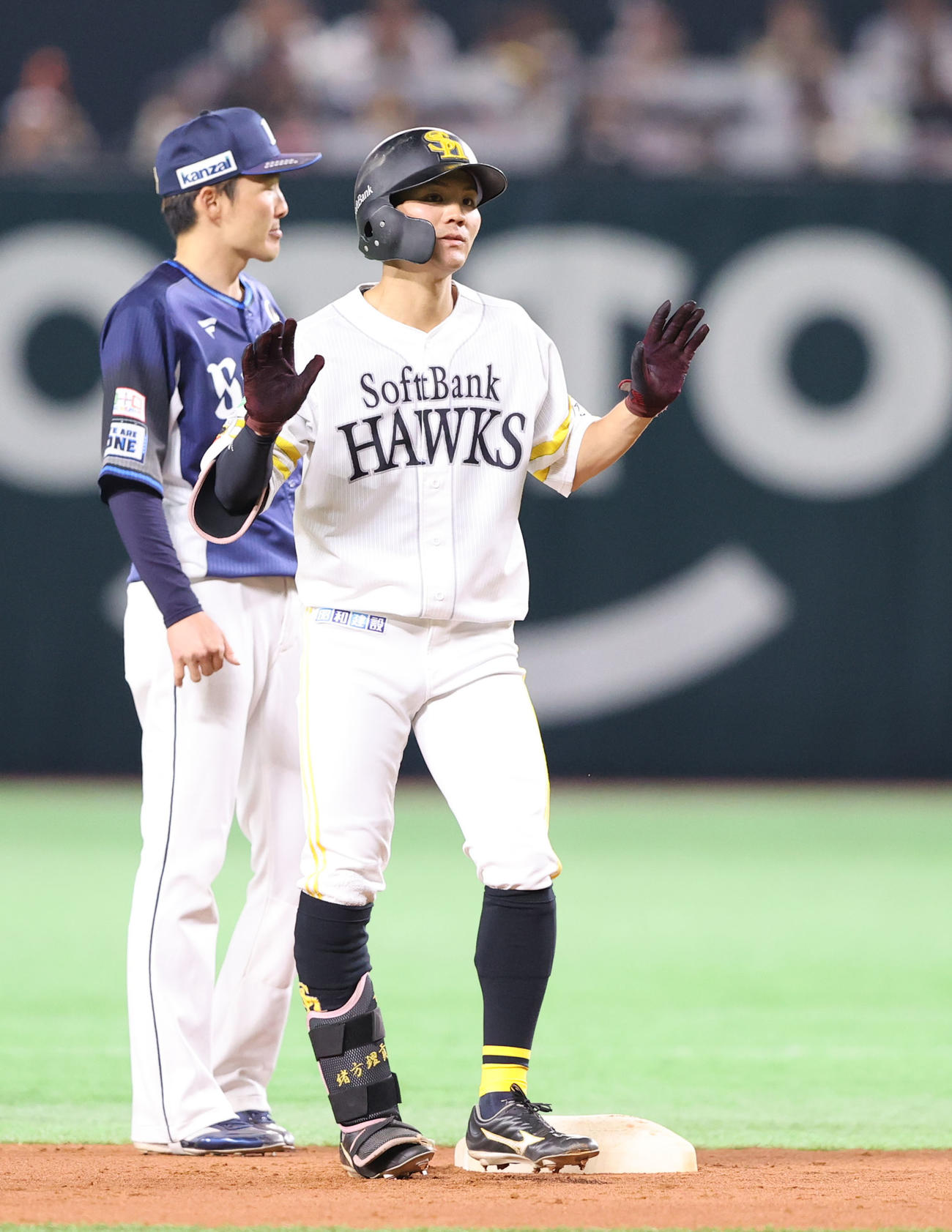 ソフトバンク対西武　1回裏ソフトバンク無死一塁、緒方は右翼へ二塁打を放ち手を上げる（撮影・梅根麻紀）