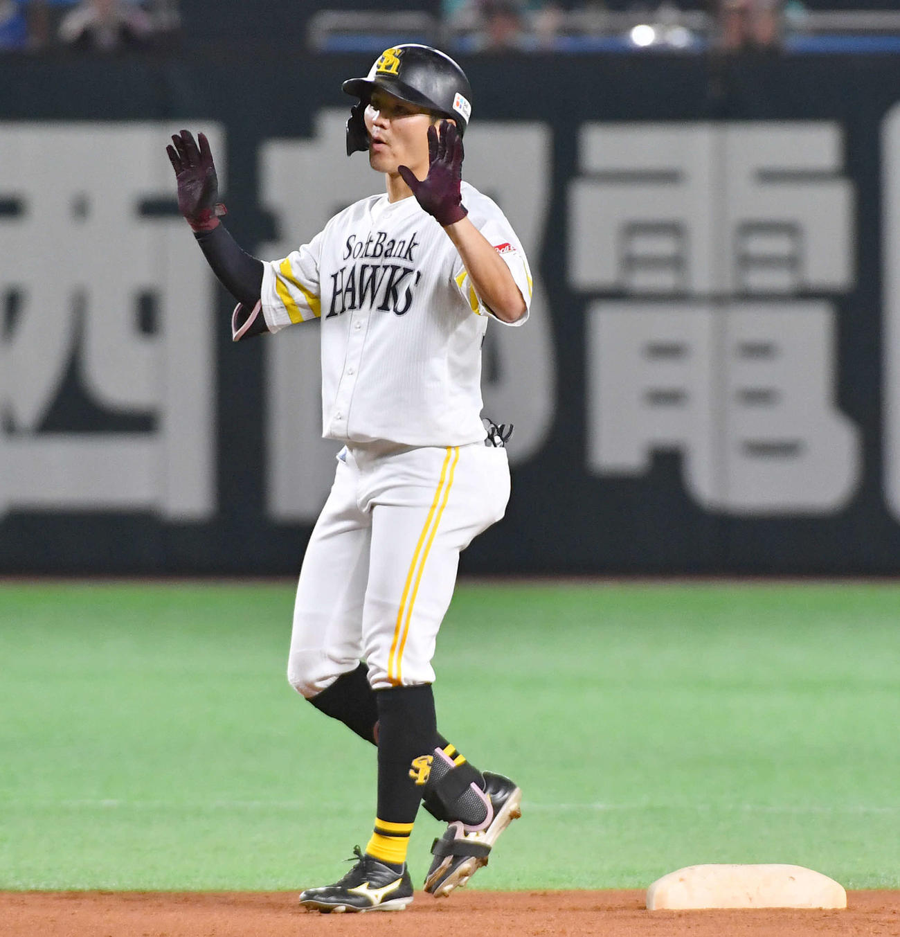 ソフトバンク対西武　1回裏ソフトバンク無死一塁、右二塁打で出塁した緒方（撮影・岩下翔太）