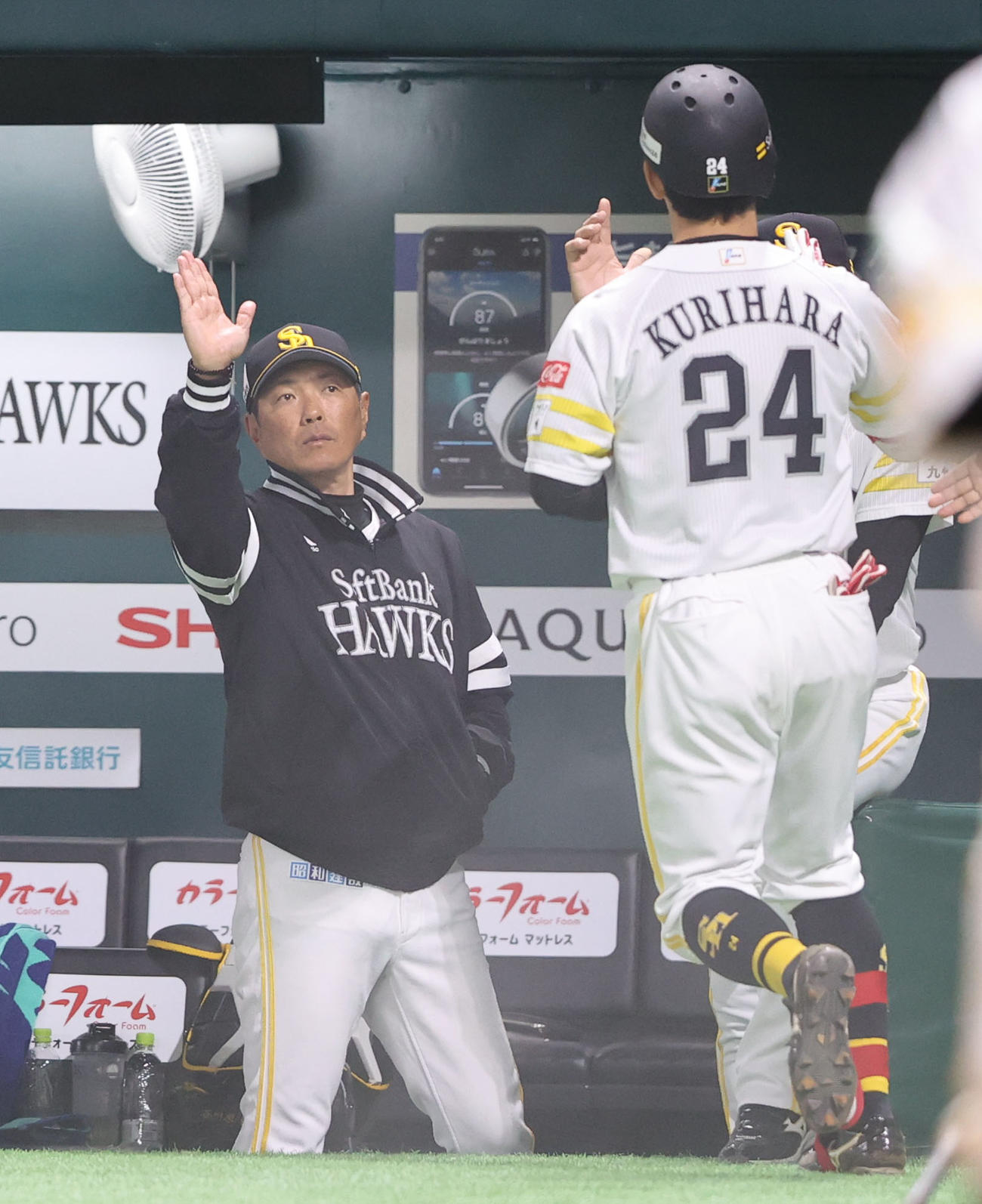 ソフトバンク対西武　3回裏ソフトバンク1死、栗原は右越え本塁打を放つ、出迎える小久保監督（撮影・梅根麻紀）