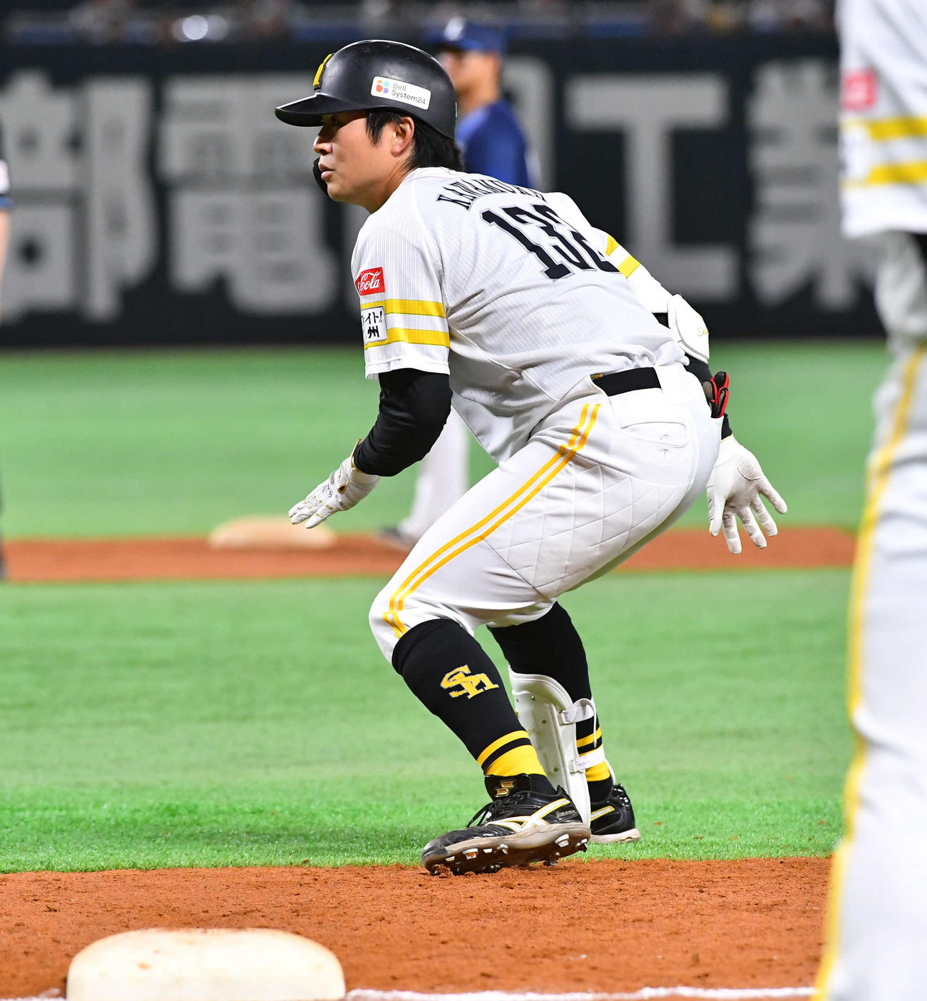 ソフトバンク対西武　8回裏ソフトバンク2死一塁、四球で出塁した川村（撮影・岩下翔太）