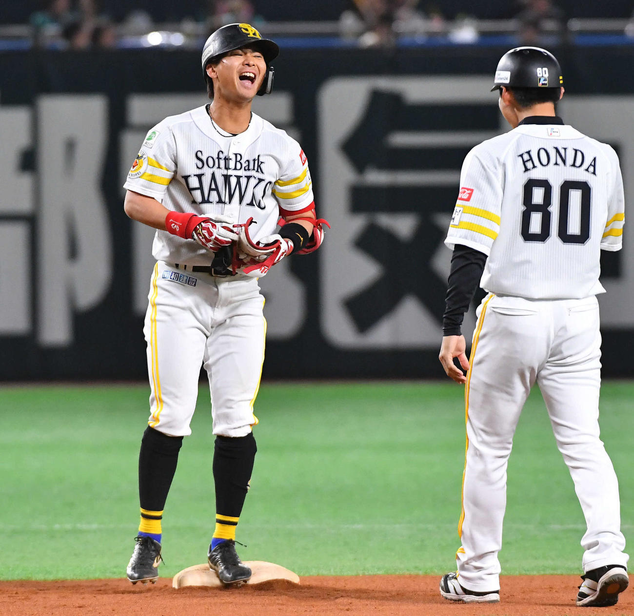 ソフトバンク対西武　6回裏ソフトバンク無死、仲田は右翼へ二塁打を放ち雄たけびをあげる（撮影・岩下翔太）