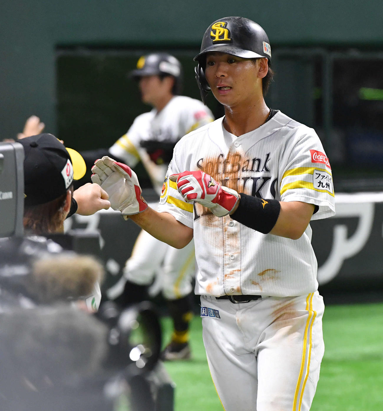 ソフトバンク対西武　8回裏ソフトバンク2死二、三塁、海野の右前2点適時打で生還し、タッチを交わす仲田（手前）と川村（撮影・岩下翔太）