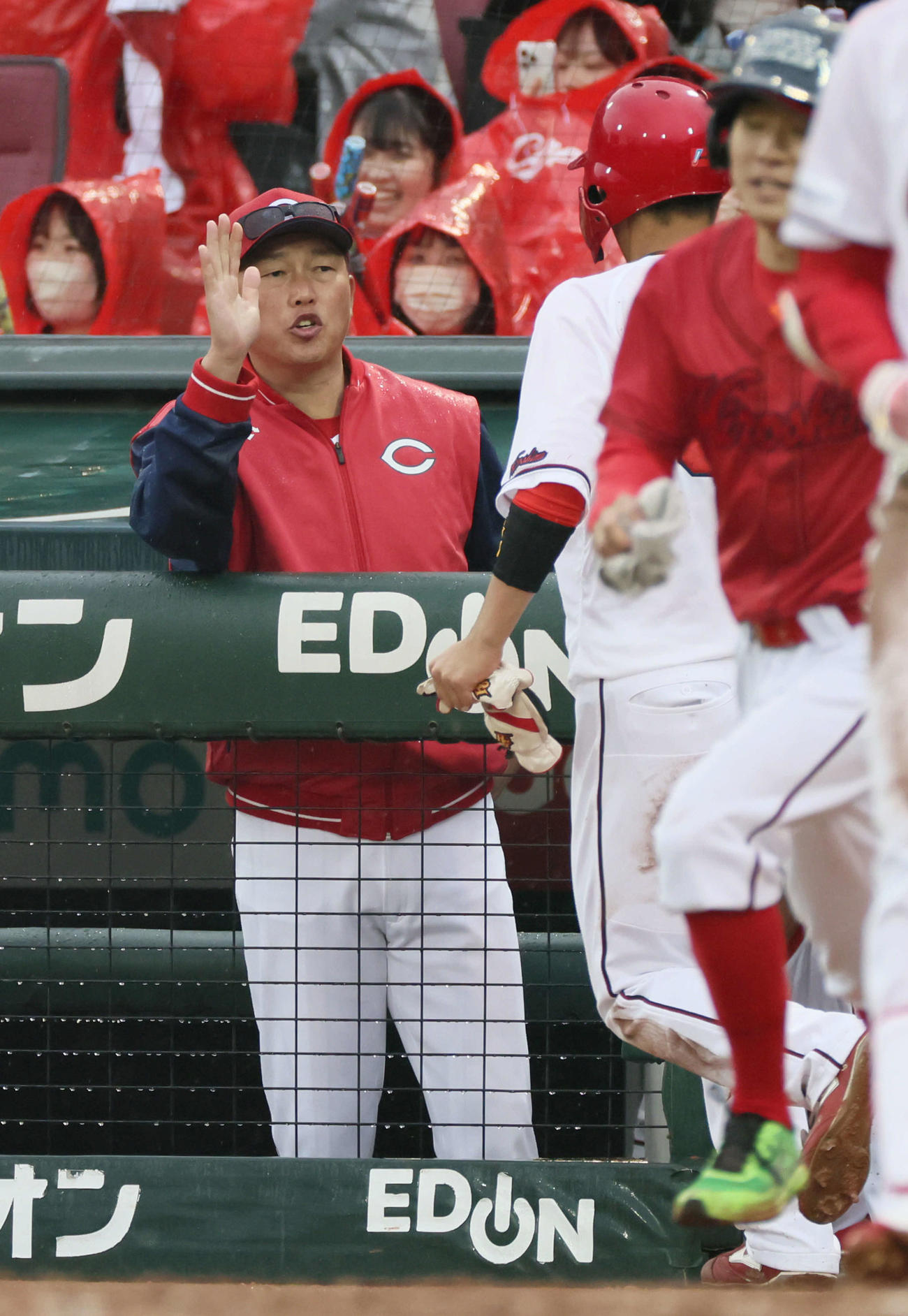 広島対DeNA 6回裏広島無死一,三塁、田中の右適時打で生還した二俣を迎える新井監督（撮影・加藤孝規）