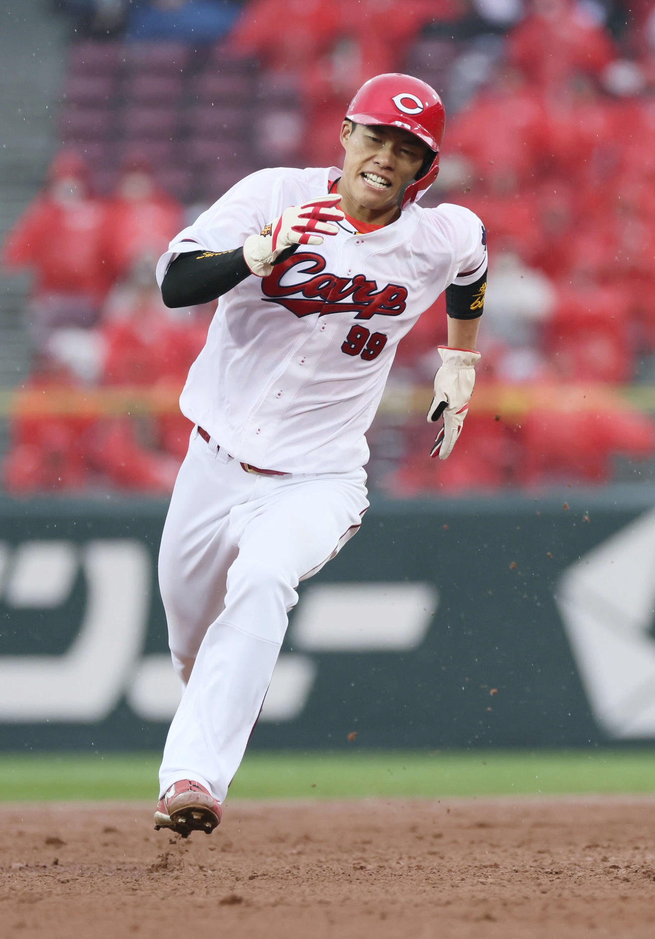 広島対DeNA 6回裏広島無死一塁、小園の左前打で三塁へ向かう代走の二俣（撮影・加藤孝規）