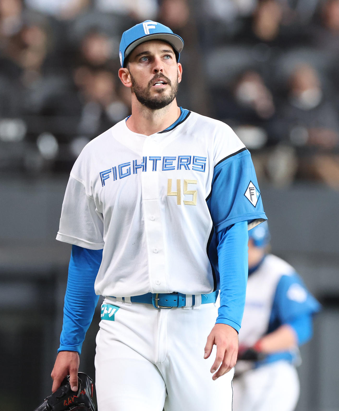 日本ハム対巨人　2回表、先制を許しうかない表情でベンチに戻る日本ハム・バーヘイゲン（撮影・佐藤翔太）