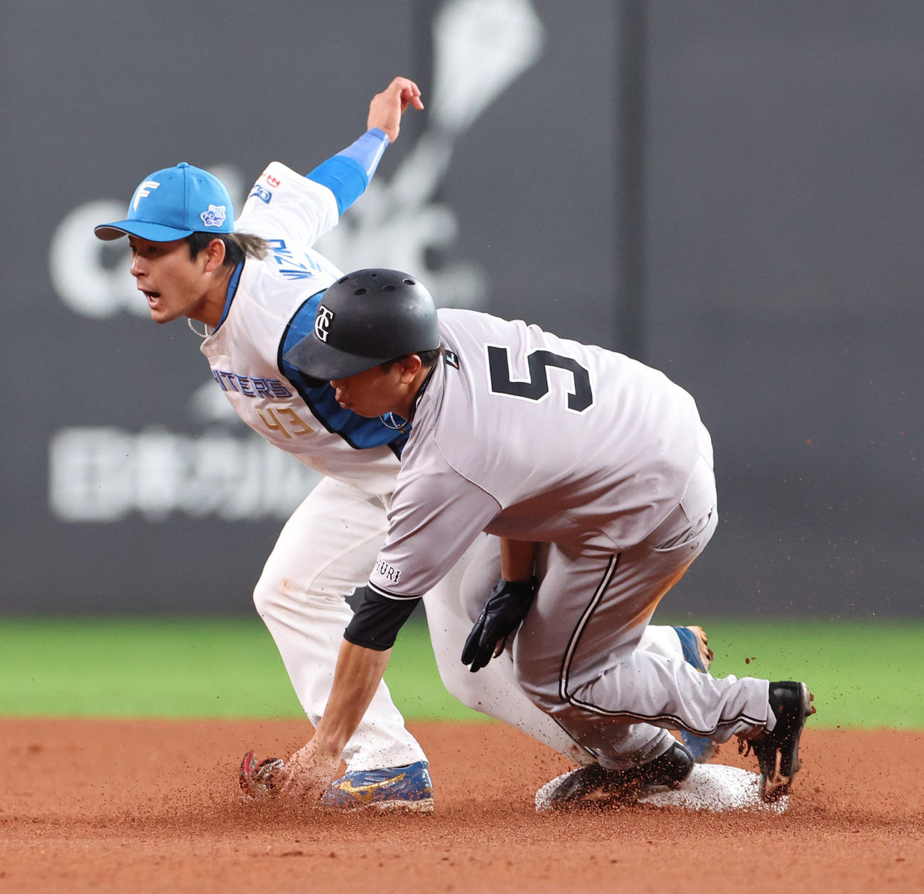 日本ハム対巨人　1回表巨人1死一塁、水野（左）は盗塁を試みた門脇と交錯する（撮影・佐藤翔太）