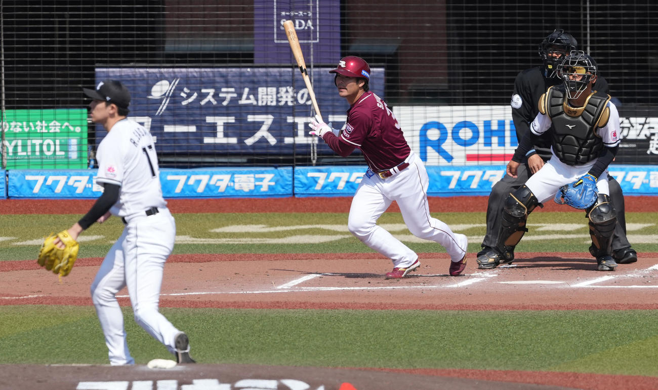 ロッテ対楽天　1回表楽天1死二、三塁、右2点適時二塁打を放つ島内。投手佐々木（撮影・鈴木みどり）