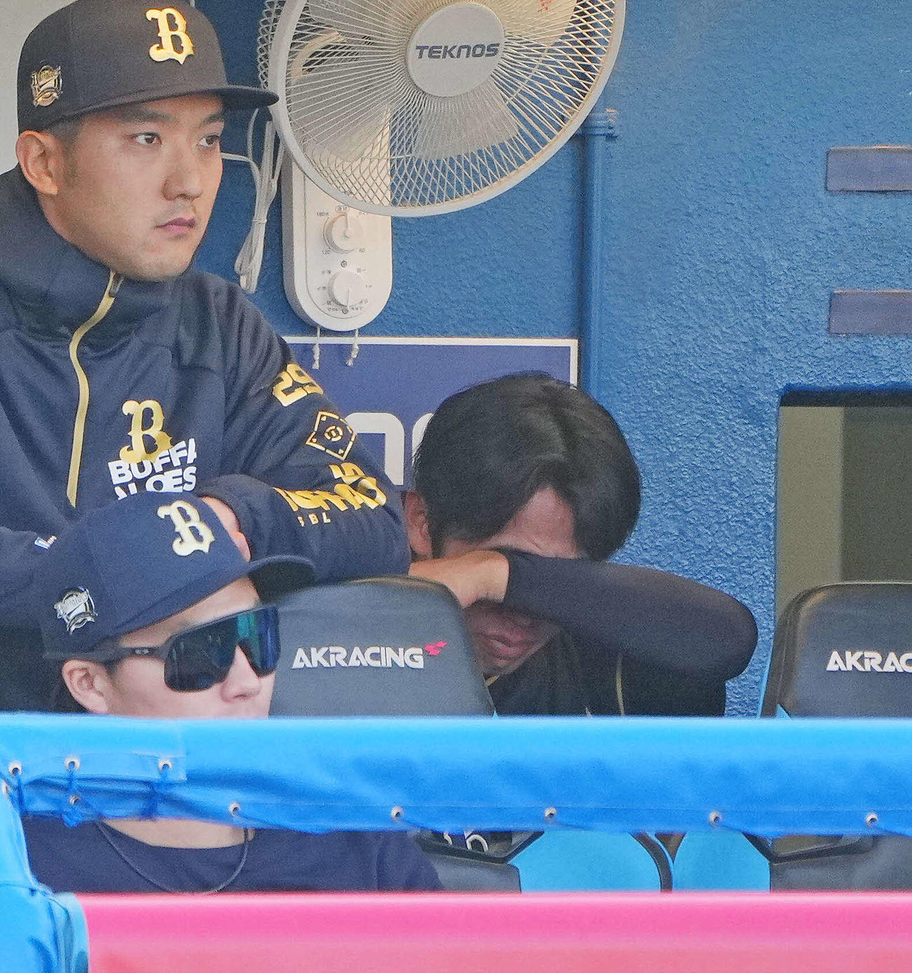 ヤクルト対オリックス　7回裏ヤクルト1死一塁、西川に2点本塁打を浴び降板した斎藤（右）はベンチで悔し涙を流す（撮影・垰建太）