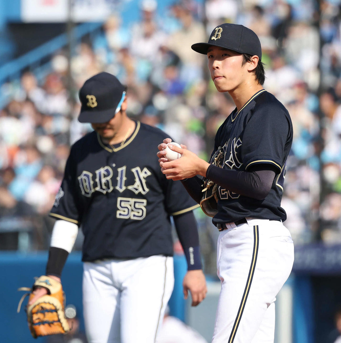 ヤクルト対オリックス　6回裏ヤクルト2死、青木を四球で歩かせた斎藤（右）（撮影・丹羽敏通）