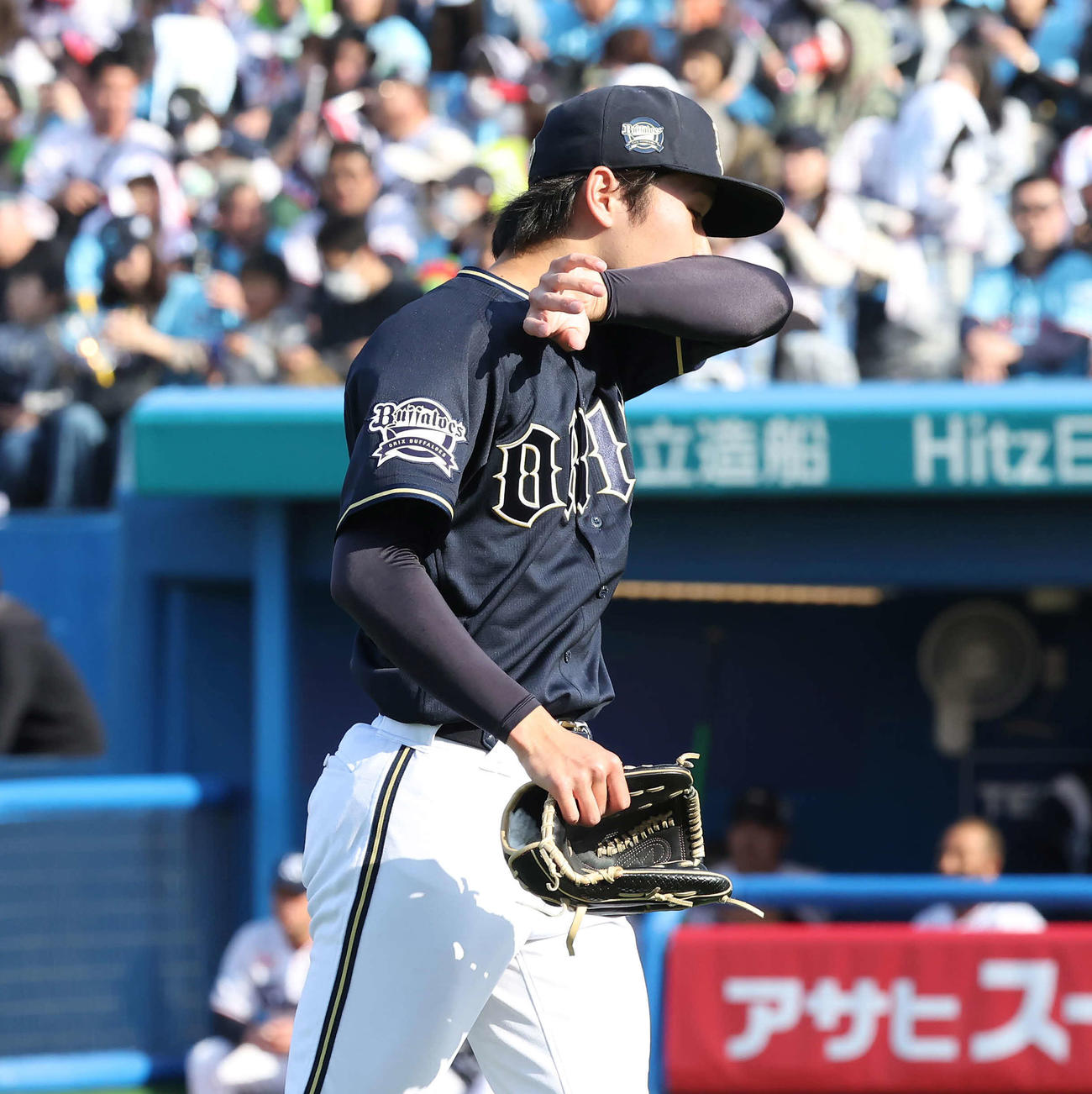 ヤクルト対オリックス　7回途中、2被弾で4点を失って降板するオリックス2人目斎藤（撮影・丹羽敏通）
