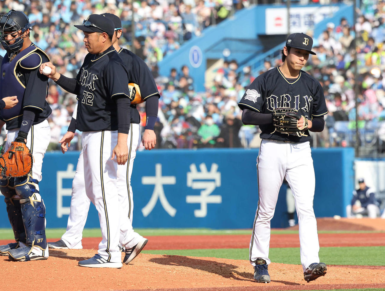 ヤクルト対オリックス　7回裏ヤクルト1死一塁、西川に本塁打を打たれて降板する斎藤（撮影・丹羽敏通）