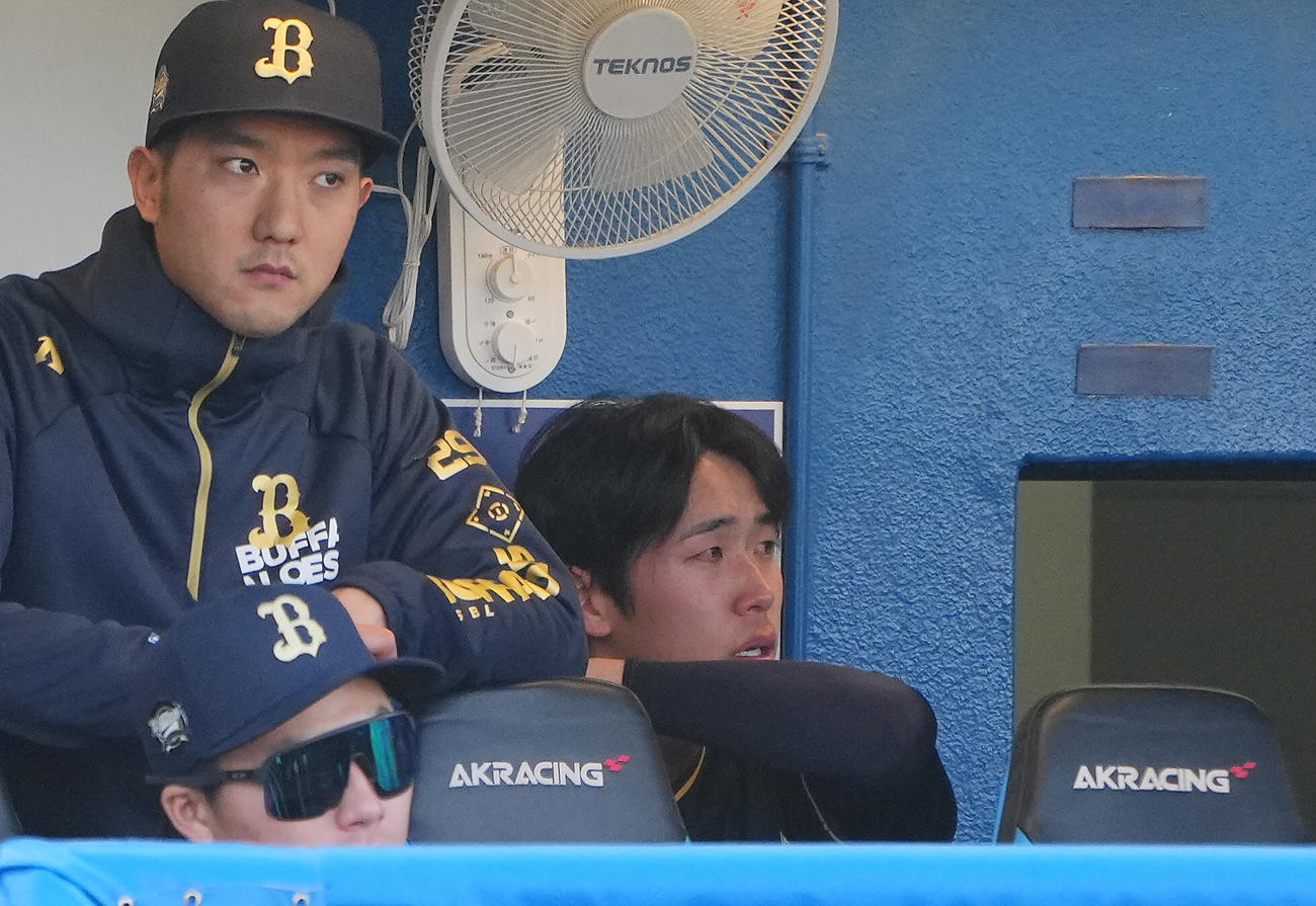 ヤクルト対オリックス　7回裏ヤクルト1死一塁、西川に2点本塁打を浴び降板した斎藤（右）はベンチで悔し涙を流す（撮影・垰建太）