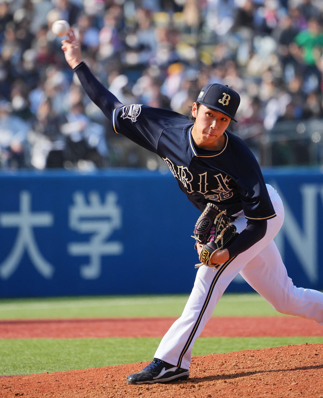 ヤクルト対オリックス　6回裏、オリックス2番手で登板し力投する斎藤（撮影・垰建太）