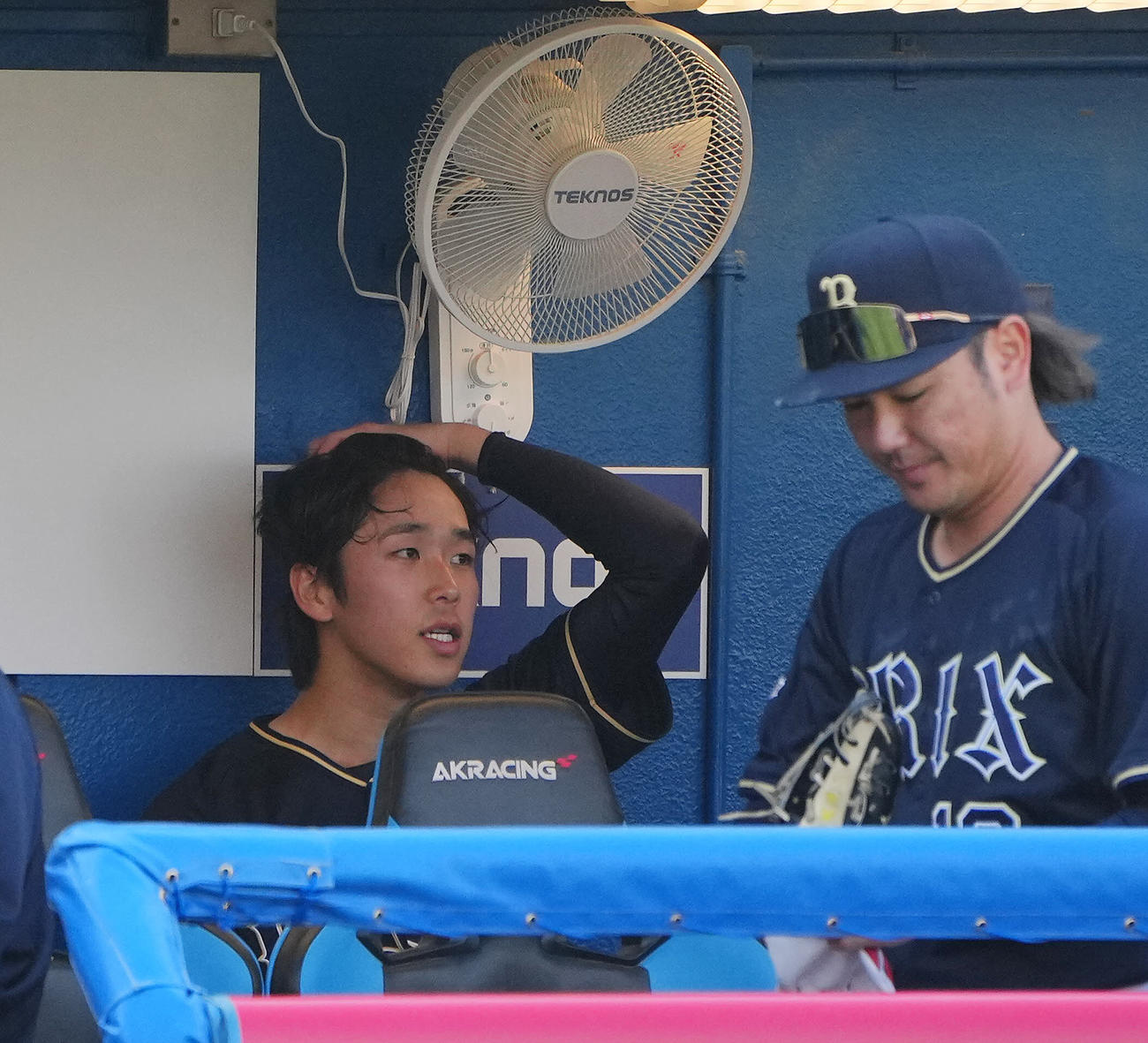 ヤクルト対オリックス　6回裏の登板を終え2失点のオリックス斎藤（左）はベンチで悔しげな表情（撮影・垰建太）
