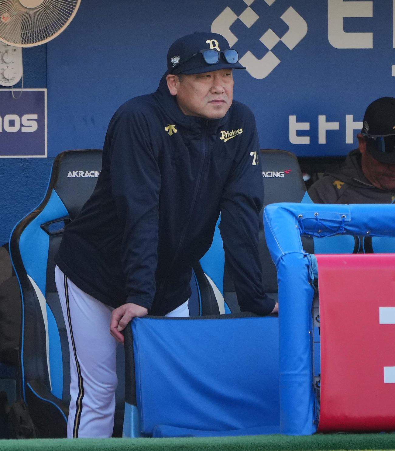 ヤクルト対オリックス　7回、ベンチからマウンドの斎藤を見つめるオリックス中嶋監督（撮影・垰建太）