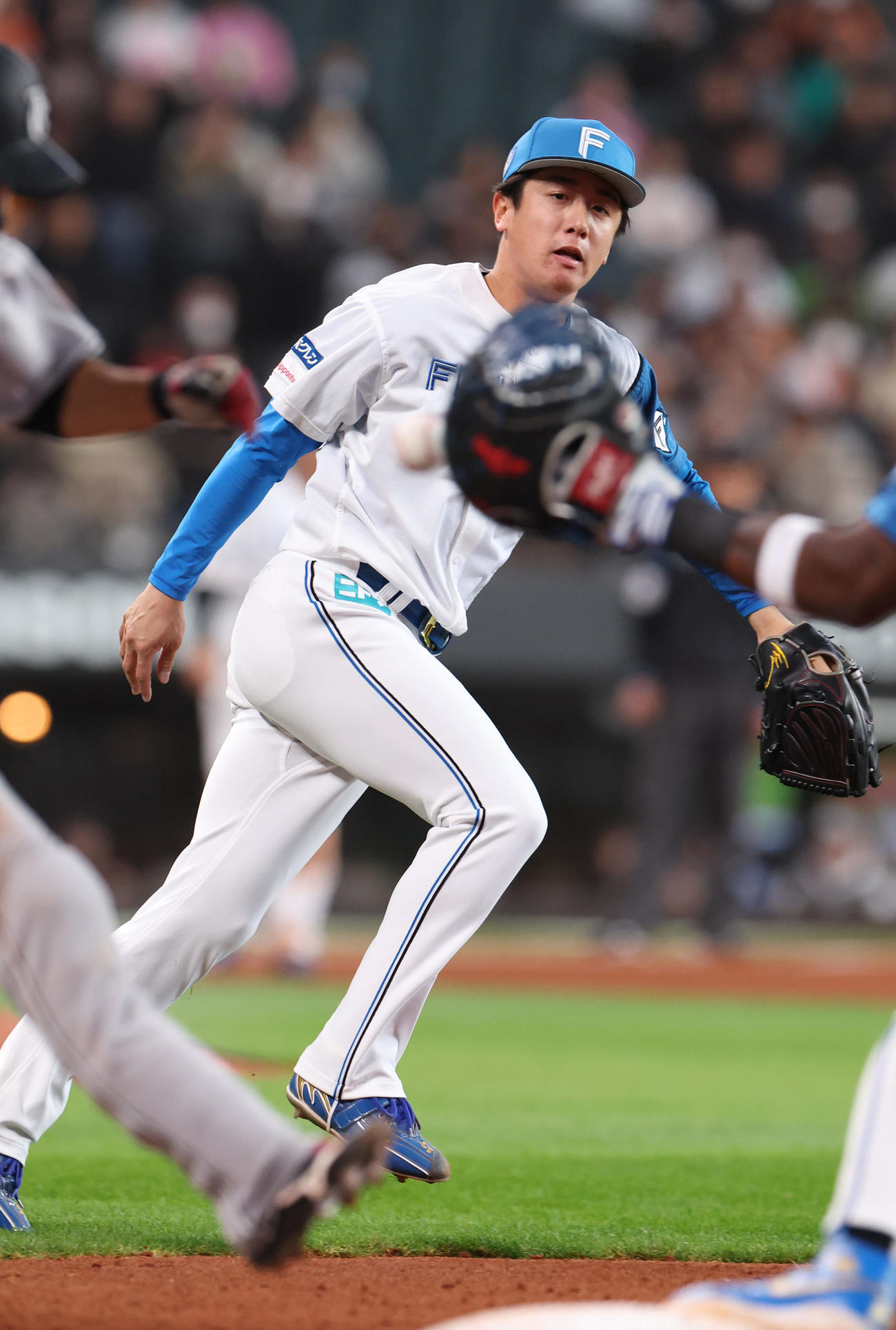日本ハム対巨人　5回表巨人無死、門脇の打球を一塁にトスをする北山（撮影・佐藤翔太）
