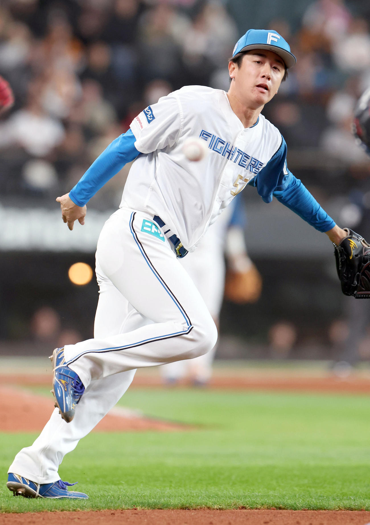 日本ハム対巨人　5回表巨人無死、門脇の打球を一塁にトスをする北山（撮影・佐藤翔太）