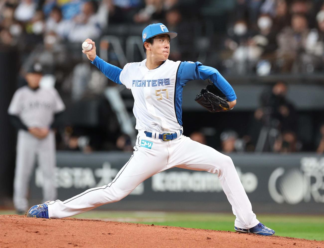 日本ハム対巨人　4回に登板の北山（撮影・黒川智章）