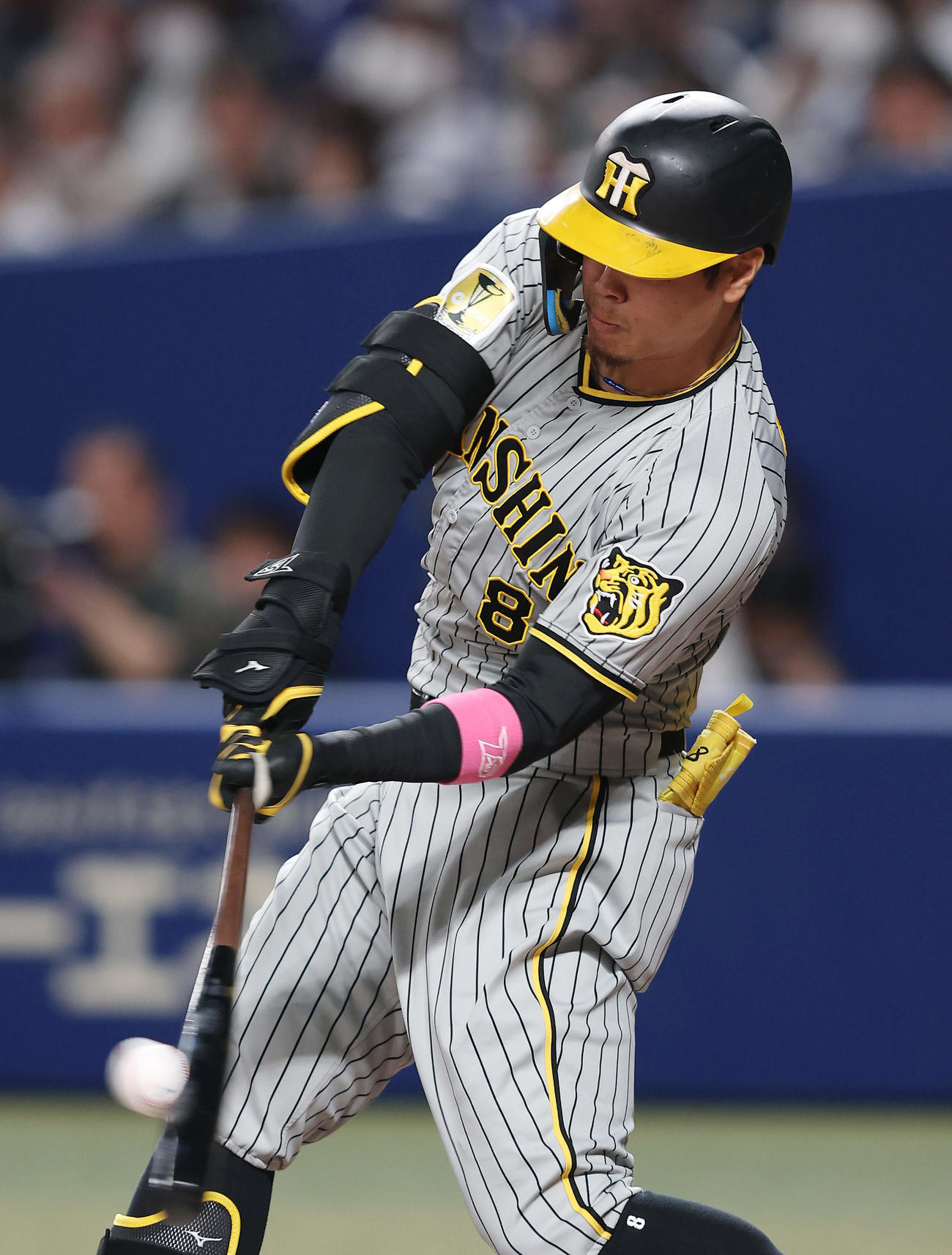中日対阪神　2回表阪神1死、中越え二塁打を放つ佐藤輝（撮影・前田充）