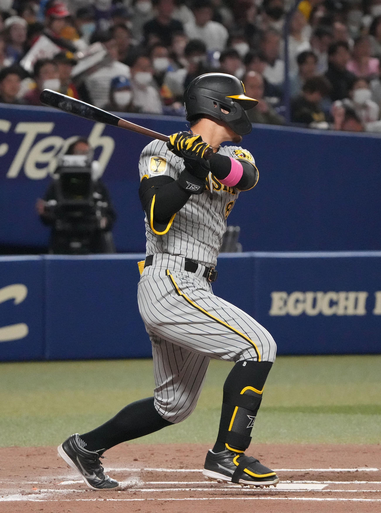 中日対阪神　6回表阪神無死一、二塁、中前安打を放つ佐藤輝（撮影・森本幸一）