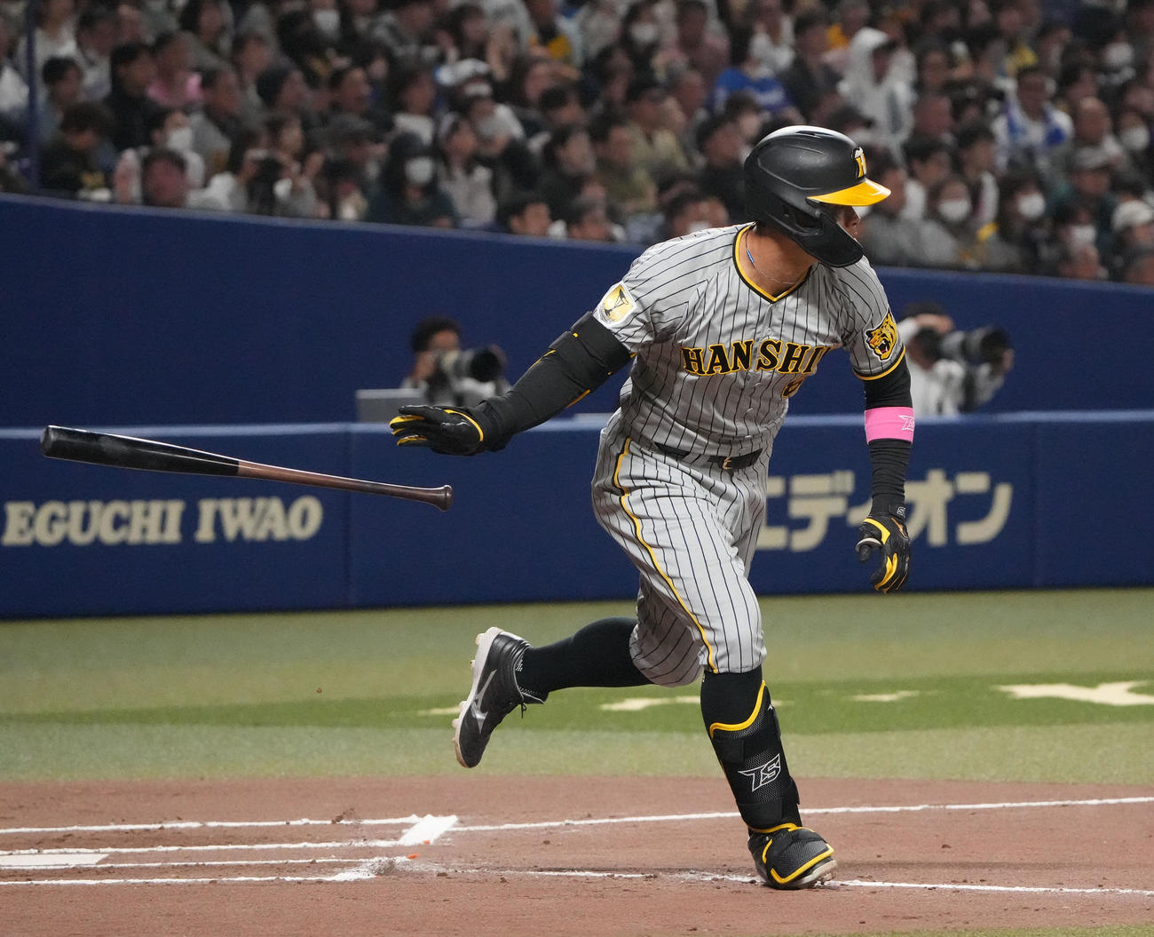 中日対阪神　6回表阪神無死一、二塁、中前安打を放つ佐藤輝（撮影・森本幸一）