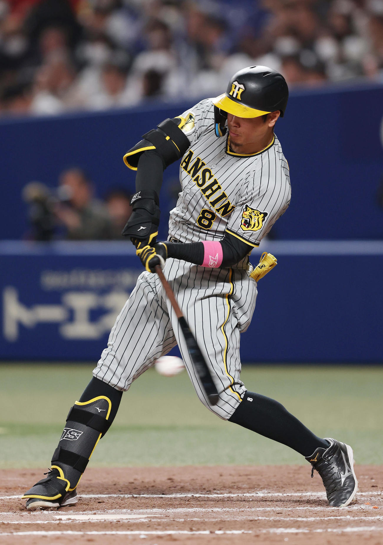 中日対阪神　8回表阪神2死一塁、左前打を放つ佐藤輝（撮影・前田充）