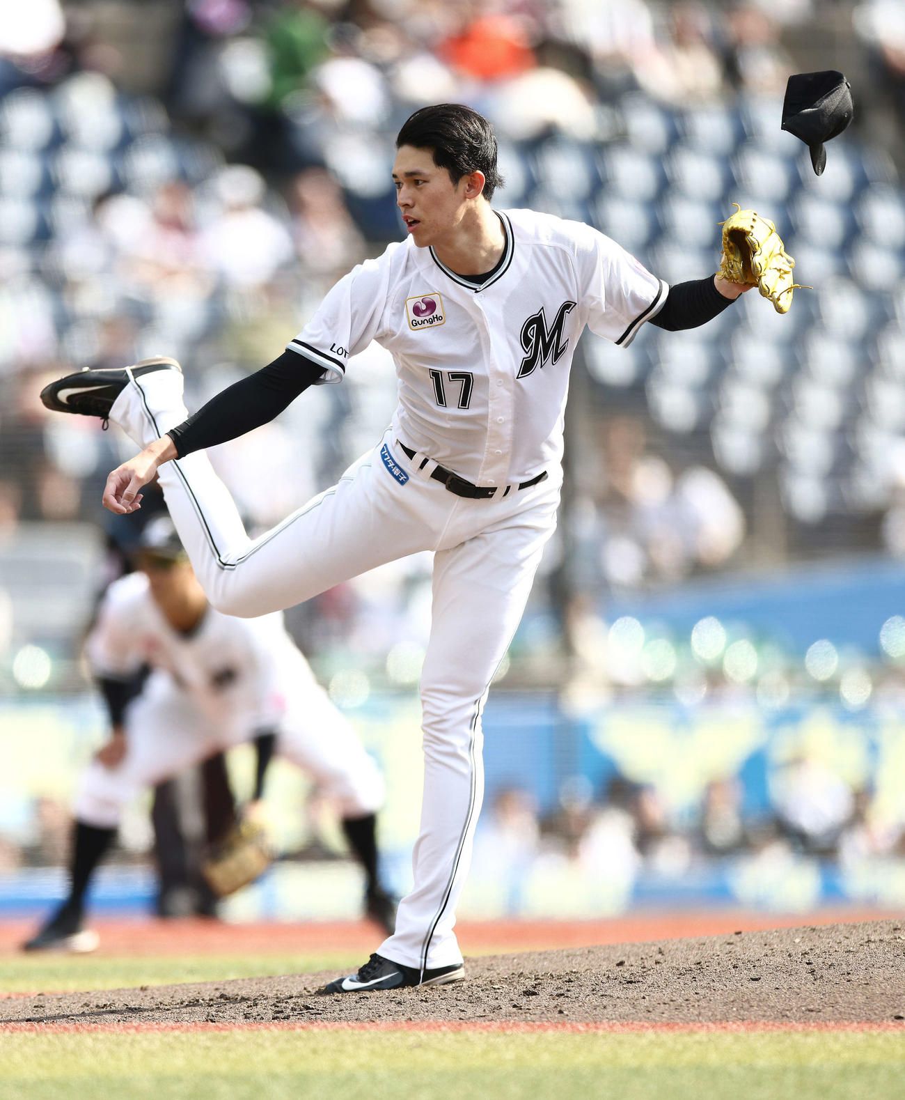 ロッテ対楽天　3回表、強風で帽子が飛ばされるロッテ佐々木（撮影・河田真司）