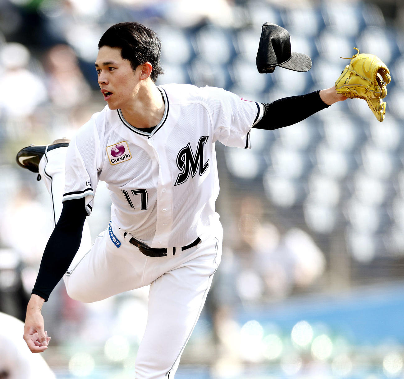 ロッテ対楽天　3回表、強風で帽子が飛ばされる佐々木（撮影・河田真司）