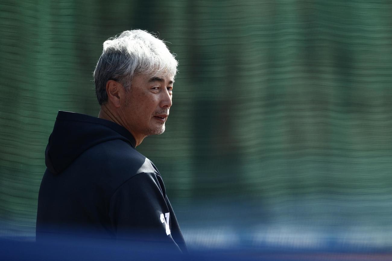 ロッテ対楽天　試合前、練習を見る吉井監督（撮影・河田真司）
