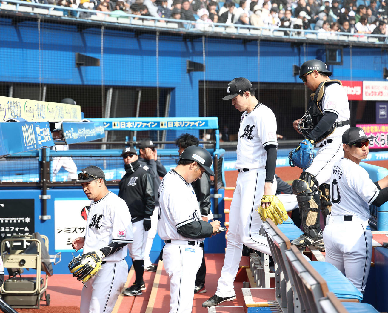 ロッテ対楽天　4回表を終え、ベンチに戻る佐々木（手前左から3人目）（撮影・河田真司）