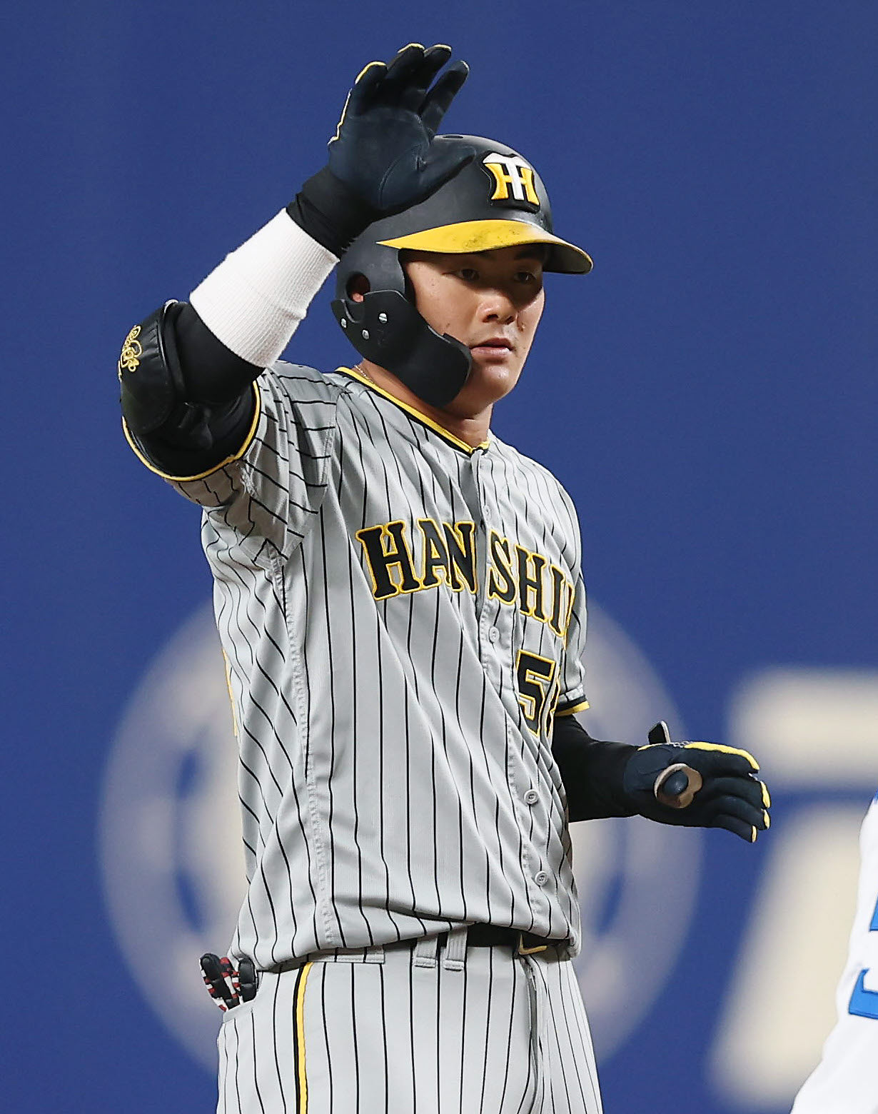 中日対阪神　6回表阪神無死、右翼線へ二塁打を放ちベンチに向かって手を上げる前川（撮影・前田充）