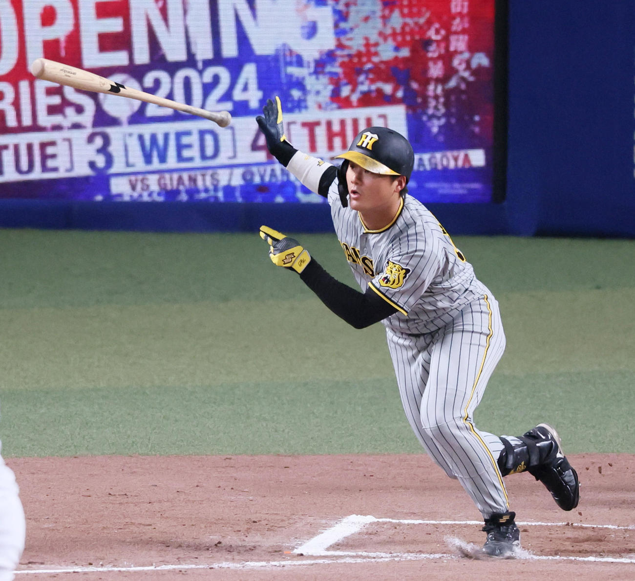 中日対阪神　6回表阪神無死、前川は右へ二塁打を放つ（撮影・加藤哉）
