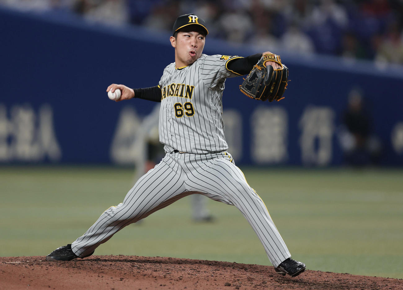 中日対阪神　力投する阪神3番手の石井（撮影・前田充）