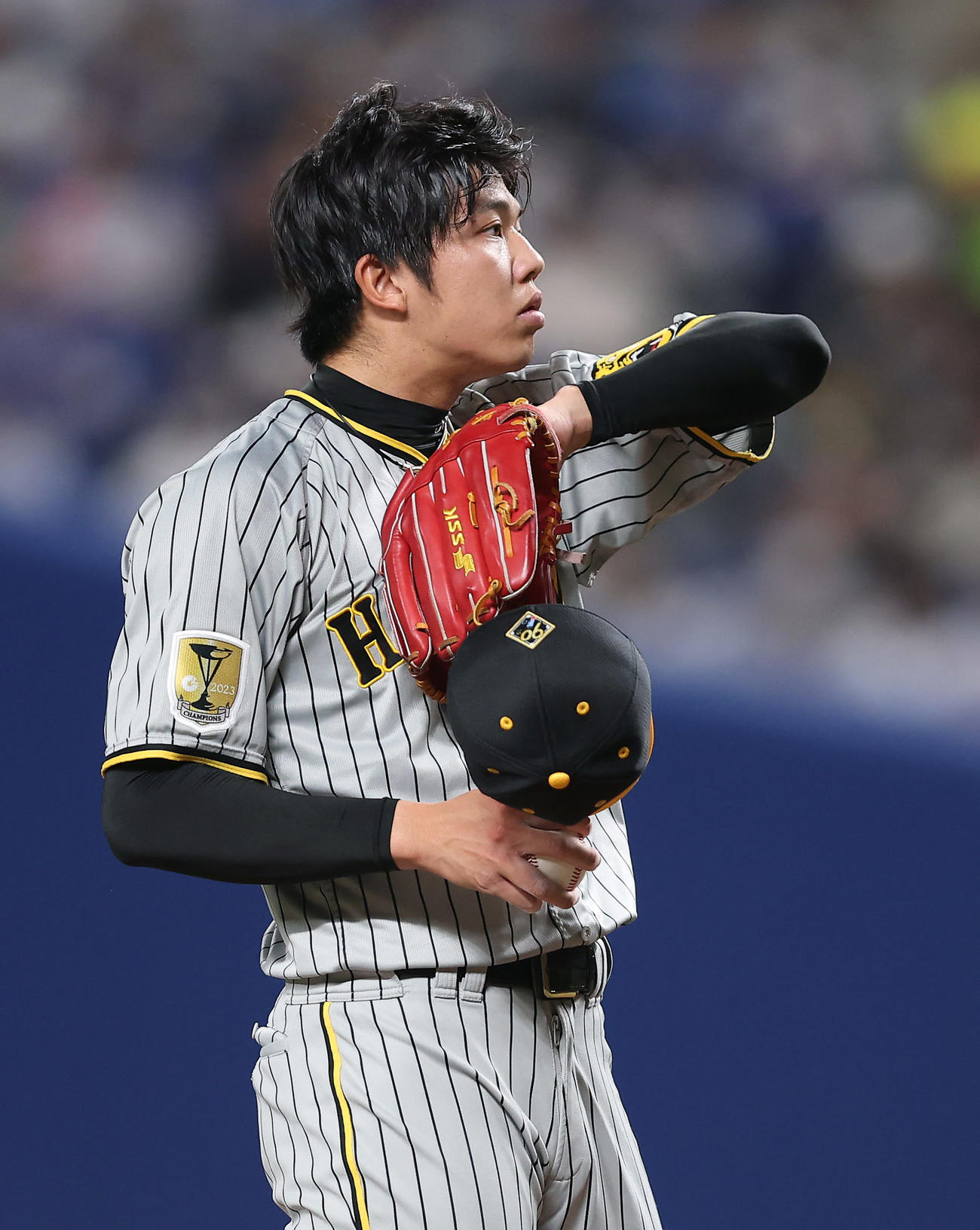 中日対阪神　2回裏中日1死一、三塁、村松の犠飛で失点し汗をぬぐう才木（撮影・前田充）