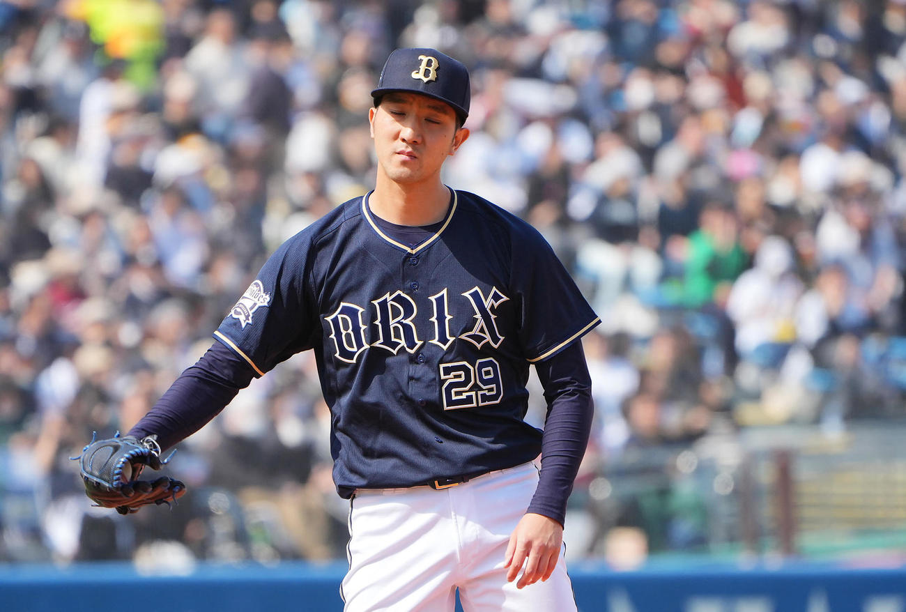 ヤクルト対オリックス　1回裏ヤクルト無死、山田に先制のソロ本塁打を浴び渋い表情の田嶋（撮影・垰建太）