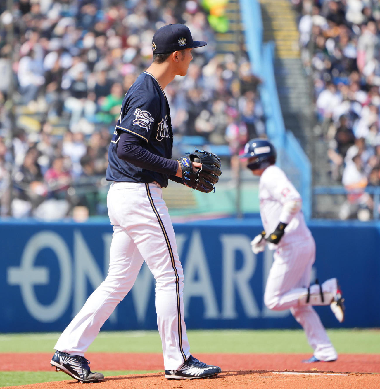 ヤクルト対オリックス　1回裏ヤクルト無死、山田（右）に先制のソロ本塁打を浴びる田嶋（撮影・垰建太）
