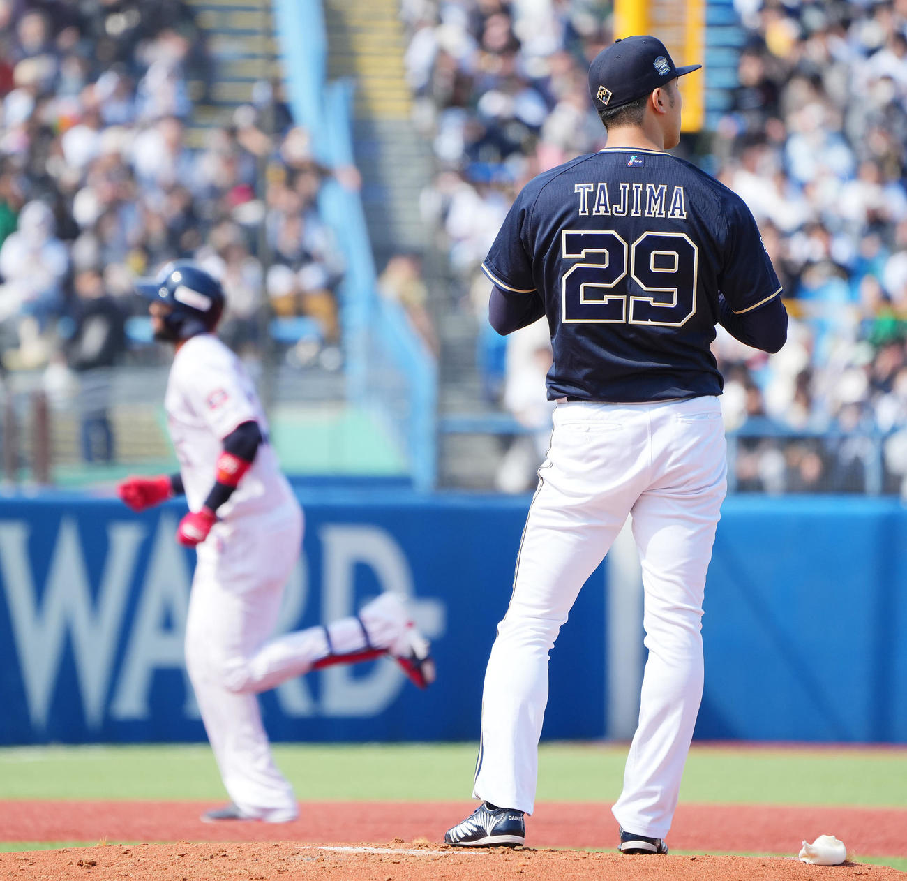 ヤクルト対オリックス　2回裏ヤクルト無死、サンタナ（左）にソロ本塁打を浴びる田嶋（撮影・垰建太）