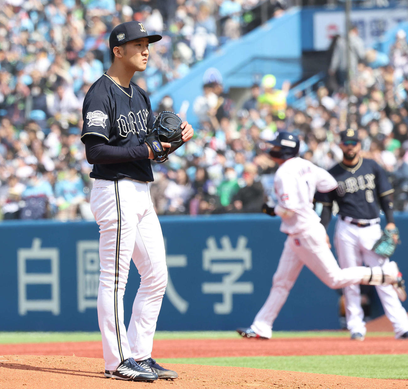ヤクルト対オリックス　1回裏ヤクルト無死、山田に本塁打を打たれたオリックス先発田嶋（撮影・丹羽敏通）
