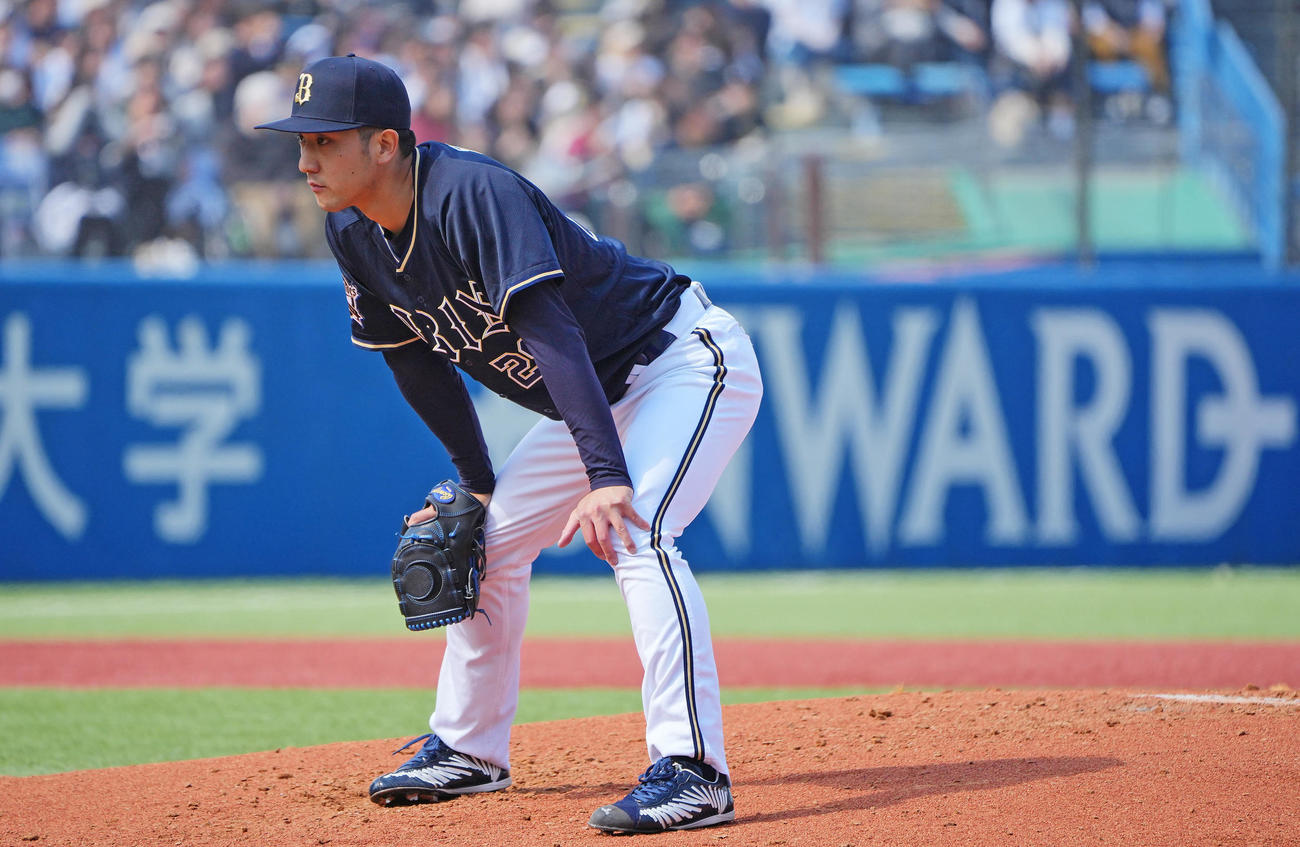 ヤクルト対オリックス　2回裏ヤクルト無死、サンタナにソロ本塁打を浴び、ひざに手をつく田嶋（撮影・垰建太）