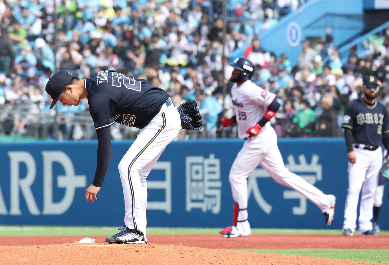 ヤクルト対オリックス　2回裏ヤクルト無死、サンタナに本塁打を打たれたオリックス先発田嶋（撮影・丹羽敏通）