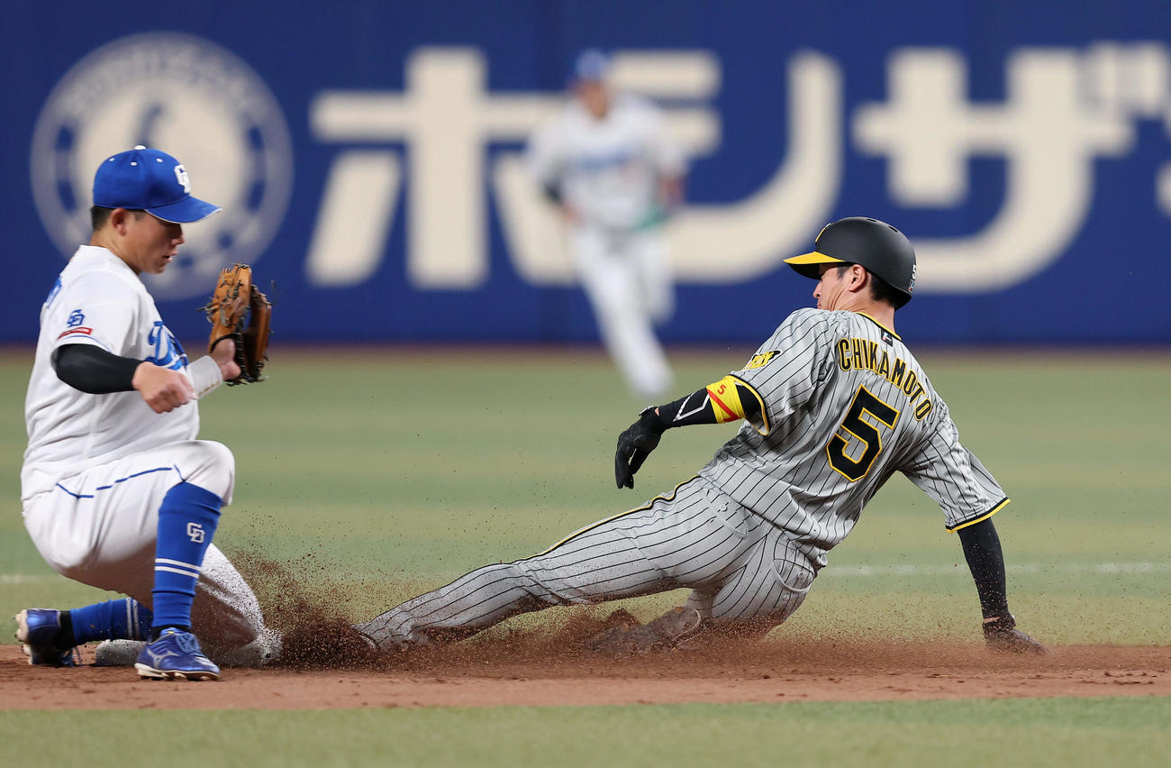 中日対阪神　3回表阪神2死一塁、二盗を決める近本。遊撃手村松（撮影・前田充）