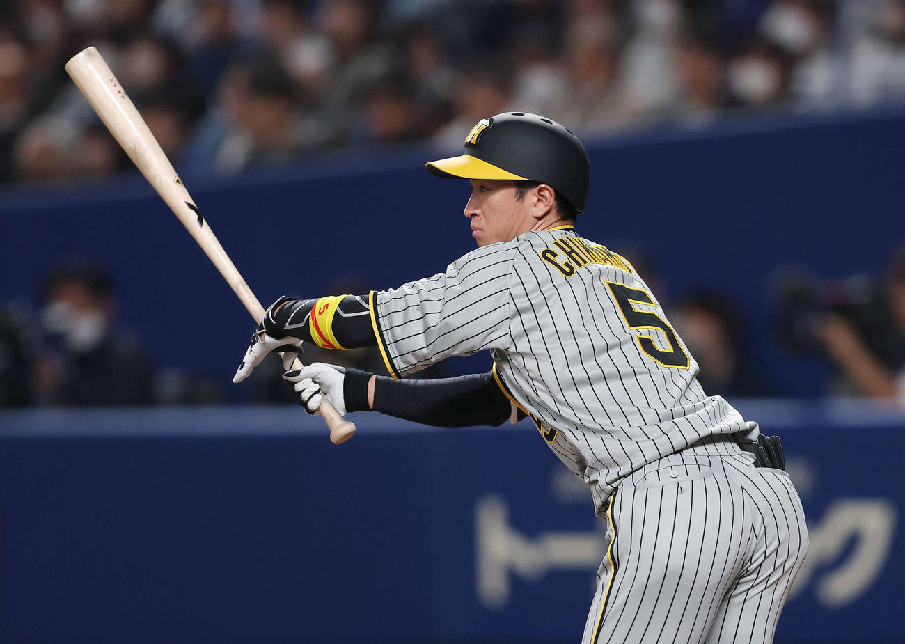 中日対阪神　3回表阪神2死、中前打を放つ近本（撮影・前田充）