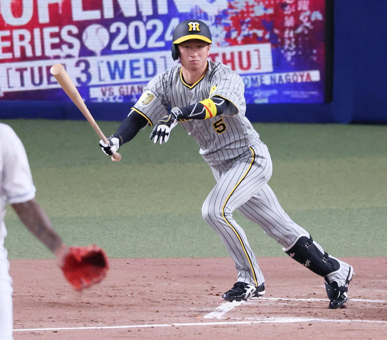 中日対阪神　3回表阪神2死、近本は中前打を放つ（撮影・加藤哉）
