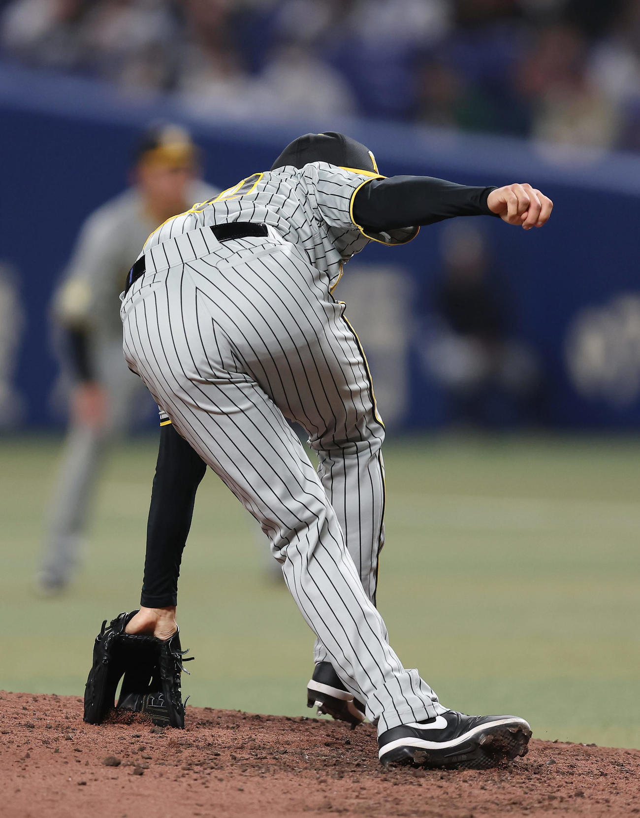 中日対阪神　6回裏中日2死二、三塁、中島への投球で左足をひねりバランスを崩すゲラ（撮影・前田充）
