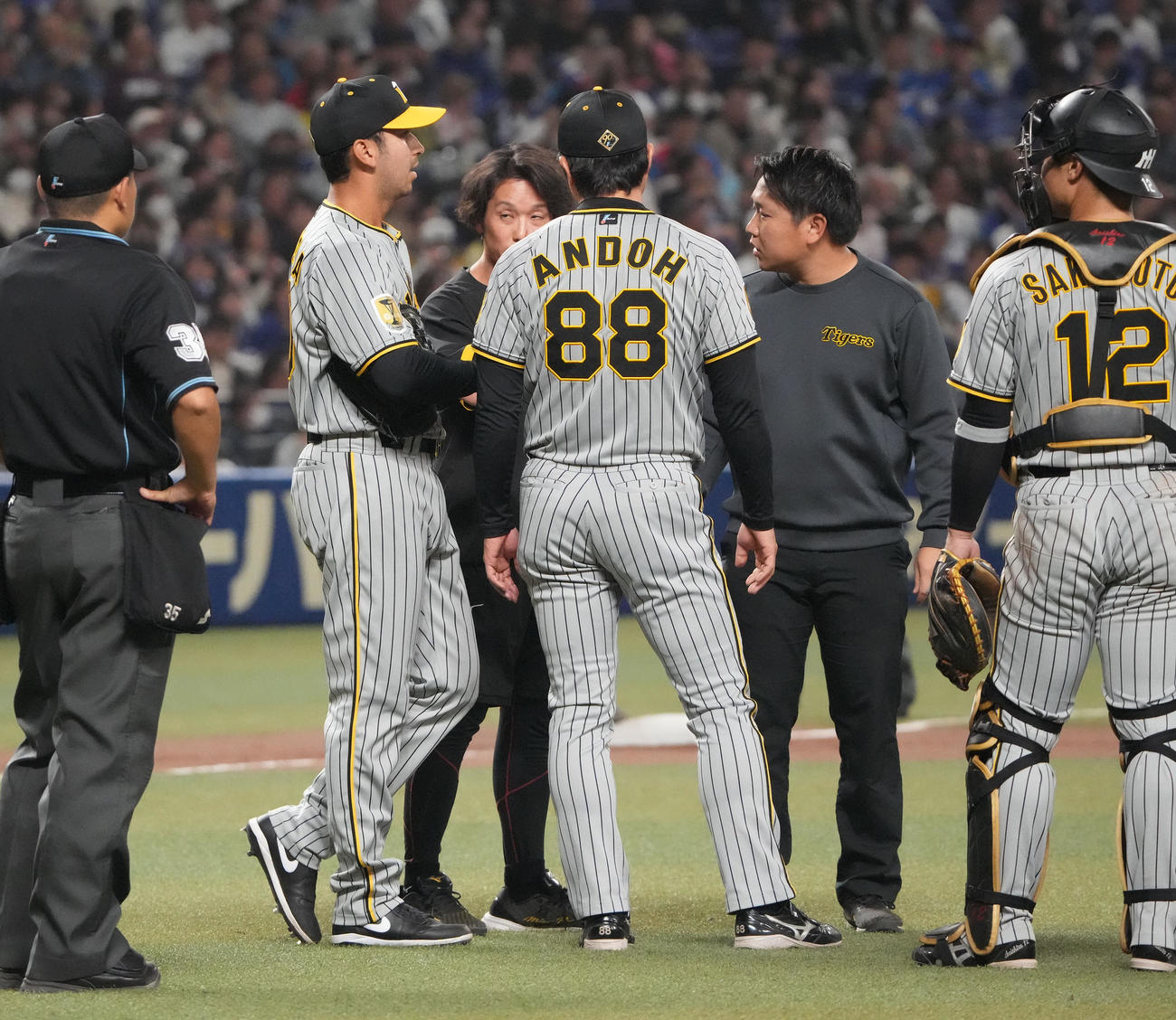 中日対阪神　6回裏中日2死二、三塁、安藤投手コーチらと言葉を交わすゲラ（左から2人目）（撮影・森本幸一）