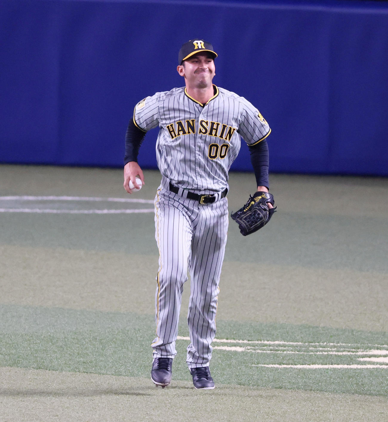 中日対阪神　6回裏中日無死一塁、ゲラは中島の打球を追って三塁線まで駆け出したときに足を痛めた様なそぶりを見せる（撮影・加藤哉）