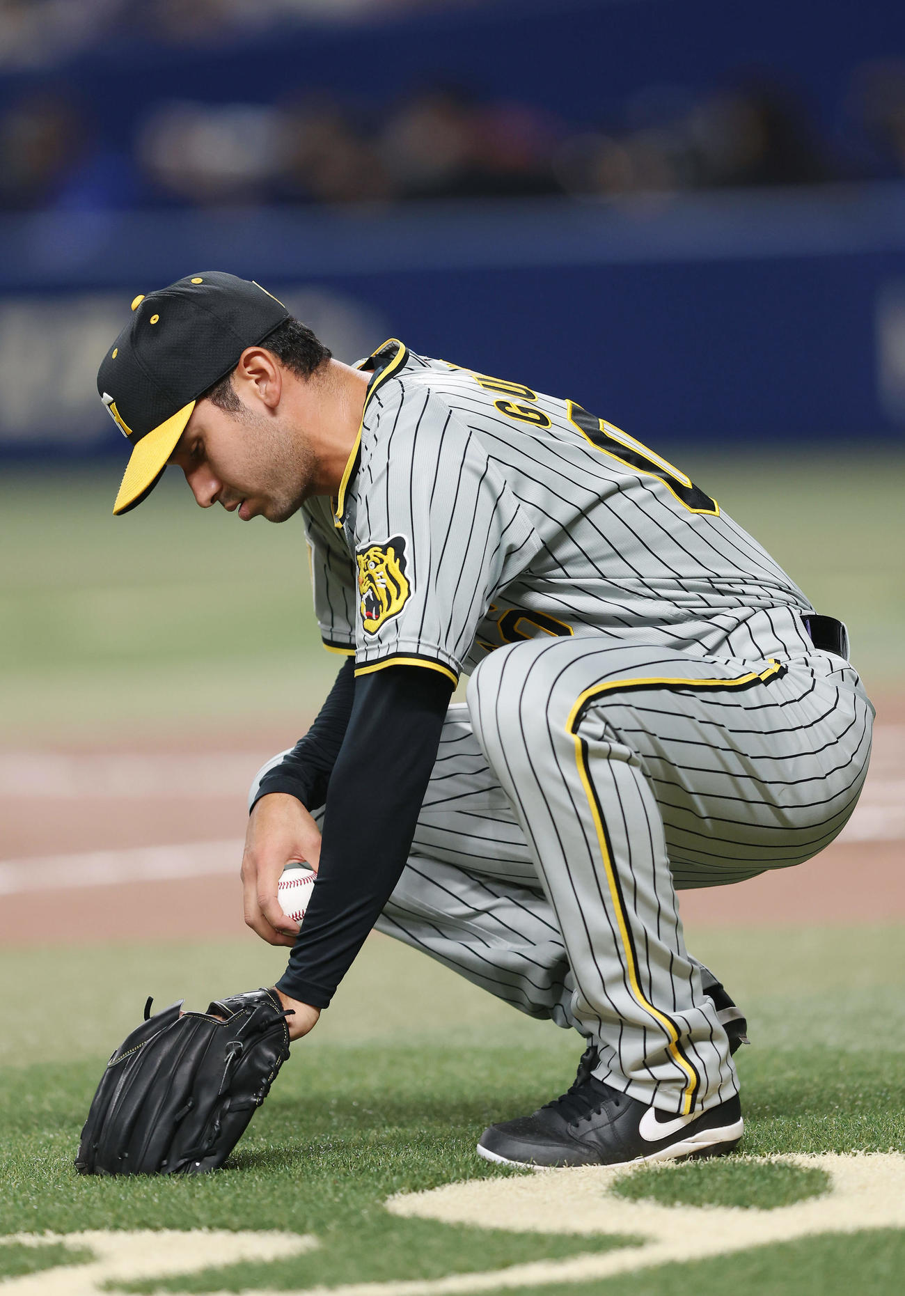 中日対阪神　6回裏中日2死二、三塁、中島への投球でバランスを崩し、打球を捕球後に座り込むゲラ（撮影・前田充）