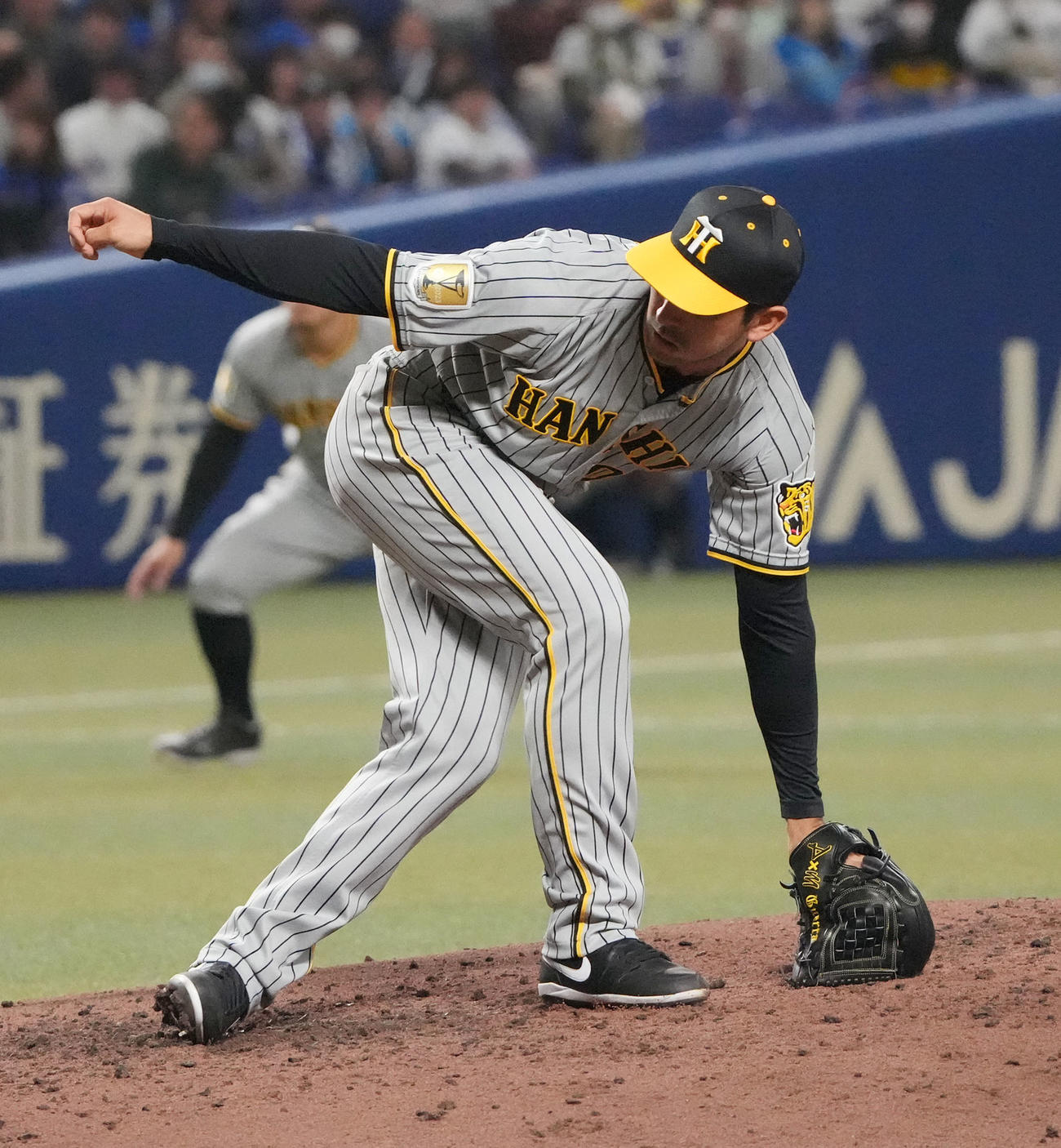 中日対阪神　6回裏中日2死二、三塁、投球後バランスを崩すゲラ（撮影・森本幸一）