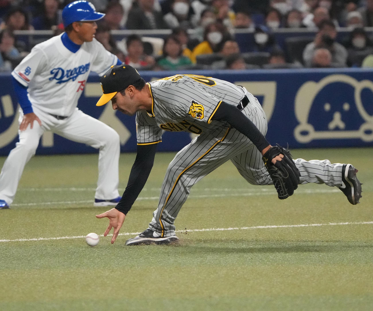 中日対阪神　6回裏中日2死二、三塁、打球を追うゲラ（撮影・森本幸一）