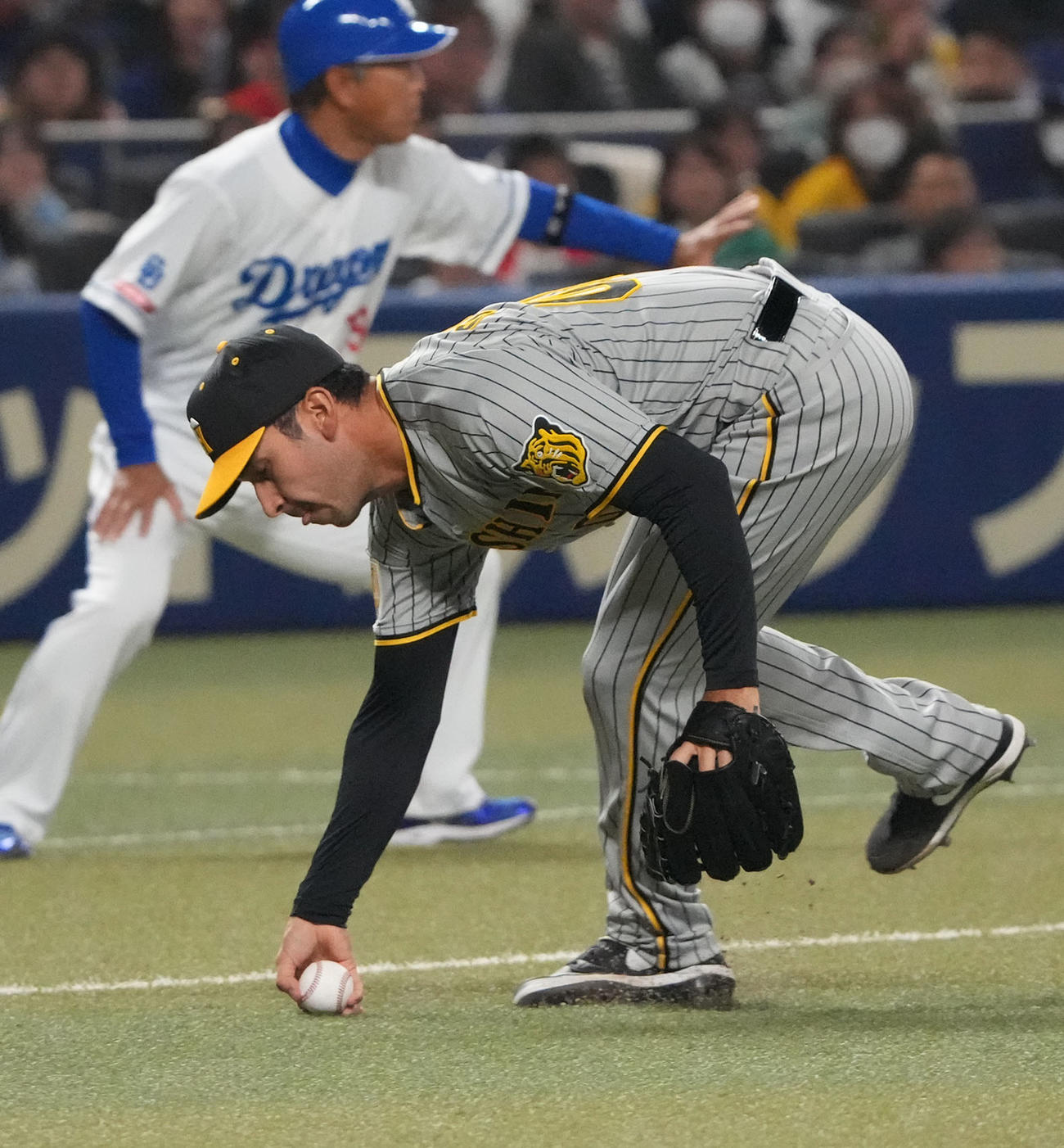 中日対阪神　6回裏中日2死二、三塁、打球を追うゲラ（撮影・森本幸一）